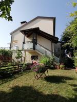 Vonkajšia záhrada v ubytovaní Apartmani Kiko