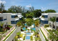 Una vista aérea de un complejo turístico con piscina. en Savannah Beach Club Hotel, en Bridgetown