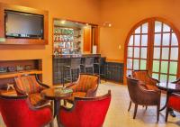 een restaurant met tafels en stoelen en een bar bij Hotel Tartar in Cajamarca