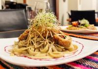een bord spaghetti en gehaktballen op een tafel bij Hotel Tartar in Cajamarca