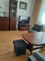Televízia a/alebo spoločenská miestnosť v ubytovaní Apartament – 3 pokojowe dwupoziomowe mieszkanie z ogrodem