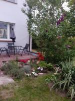 Vonkajšia záhrada v ubytovaní Apartament – 3 pokojowe dwupoziomowe mieszkanie z ogrodem