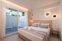 Posteľ alebo postele v izbe v ubytovaní Mirablue Luxury Residences
