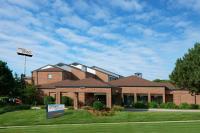 Un edificio de ladrillo con un cartel delante. en Sonesta Select Minneapolis Eden Prairie, en Eden Prairie