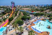 Bazén v ubytování Apartamentos Hotel Puente de Hierro nebo v jeho okolí