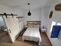 Postel nebo postele na pokoji v ubytování El Aljibe de Cobarrubias, Apartamento 3, terraza privada