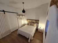 Postel nebo postele na pokoji v ubytování El Aljibe de Cobarrubias, Apartamento 3, terraza privada