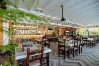 een restaurant met tafels en stoelen en een bar bij Villa Bianca in Rubjekë