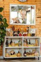 een vitrinekast gevuld met veel differentiaties bij Villa Bianca in Rubjekë