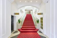 una escalera de moqueta roja con una alfombra roja en J5 Hotels Helvetie &amp; La Brasserie, en Montreux