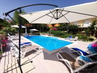 Bazén v ubytovaní Apartments Garden Residence Opatija alebo v jeho blízkosti