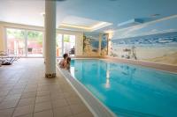 Hotel Garni Sonnenklahrの敷地内または近くにあるプール
