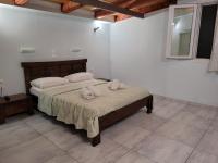 Posteľ alebo postele v izbe v ubytovaní Logan's Beach Hotel