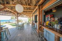 Un uomo seduto al bar in un ristorante di Chloe Apartments a Lixouri