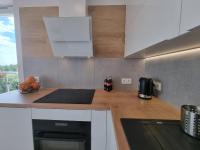 Kuchyňa alebo kuchynka v ubytovaní Apartament Południowy Gąski - 365PAM
