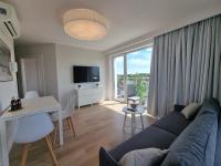 Televízia a/alebo spoločenská miestnosť v ubytovaní Apartament Południowy Gąski - 365PAM