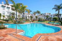 Bazén v ubytování Dúplex de lujo en la playa Estepona Costa del sol nebo v jeho okolí
