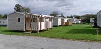 une rangée de mobile homes dans une cour dans l&#39;établissement Camping le Balcon de la Baie, à Saint-Marcan