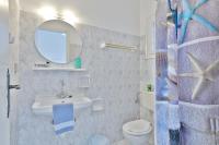 A bathroom at Fotini Studios