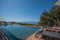 Bazén v ubytování Brand new Villa Lefka with private pool at Platies nebo v jeho okolí
