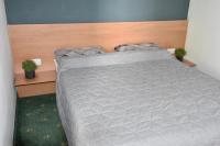 Łóżko lub łóżka w pokoju w obiekcie Yako Apartment - Wagrain Center