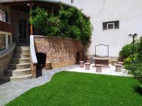 Vonkajšia záhrada v ubytovaní Zoli Apartmanok-Zoli Kölcsey 19 Villa