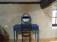 a blue dressing table with a mirror and a ladder at L&#39;Olivier in Puisseguin