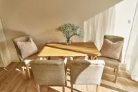 Posedenie v ubytovaní SZAFIROWE APARTAMENTY 1 kryty basen i sauna RESORT KLIFOWA