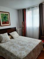 1 dormitorio con cama y ventana en 2 bedrooms Apartment with parking Paris Neuilly, en Neuilly-sur-Seine
