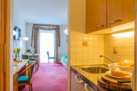Kuchnia lub aneks kuchenny w obiekcie Hotel garni Weberhäusl