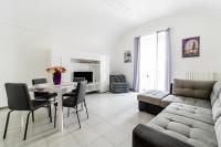 una sala de estar con una mesa y un sofá en Palazzo Fiordaliso - Puglia Mia Apartments, en Monopoli