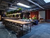 una gran mesa de madera y sillas en un restaurante en Home Hotel Tapetfabriken, en Estocolmo