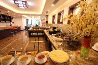 ein Restaurant mit einem Buffet an der Theke in der Unterkunft Silk River Hotel Ha Giang in Ha Giang