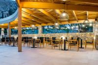 Reštaurácia alebo iné gastronomické zariadenie v ubytovaní Marni Village