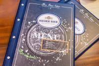 une caisse de bière Referler sur une table dans l'établissement Zum kleinen Italiener - Ristorante Pizzeria Pension, à Geinberg