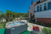 Vonkajšia záhrada v ubytovaní Ferienhaus Zora with Whirlpool