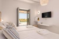 Posteľ alebo postele v izbe v ubytovaní Isalos Villas Naxos