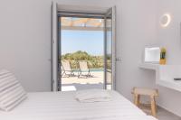 Posteľ alebo postele v izbe v ubytovaní Isalos Villas Naxos