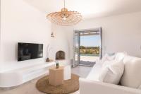 Televízia a/alebo spoločenská miestnosť v ubytovaní Isalos Villas Naxos