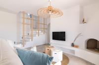 Televízia a/alebo spoločenská miestnosť v ubytovaní Isalos Villas Naxos