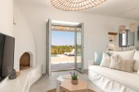 Televízia a/alebo spoločenská miestnosť v ubytovaní Isalos Villas Naxos