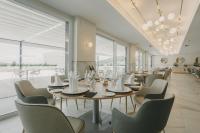 een eetkamer met een tafel en stoelen bij Hotel El Mirador in Loja