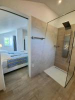 Kúpeľňa v ubytovaní 5 stars 2 bedrooms villa BLUE DREAM village Pisak Croatia
