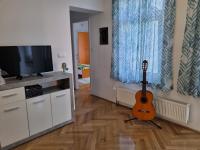 Televízia a/alebo spoločenská miestnosť v ubytovaní Apartman Nataly