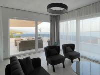 Posedenie v ubytovaní Exclusive Seafront Suite with jacuzzi