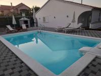 Bazén v ubytovaní Holiday home in Sukosan - Zadar Riviera 40456 alebo v jeho blízkosti