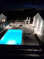 Bazén v ubytovaní Holiday home in Sukosan - Zadar Riviera 40456 alebo v jeho blízkosti