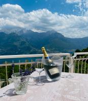 Una botella de vino sobre una mesa con una copa. en Hotel Mirabeau, en Bellagio