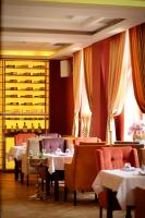 Un comedor con mesas y sillas blancas. en Hotel van Bebber, en Xanten