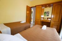 Postel nebo postele na pokoji v ubytování Agios Georgios - 2 Beds - Sleeps 5 - Free Parking